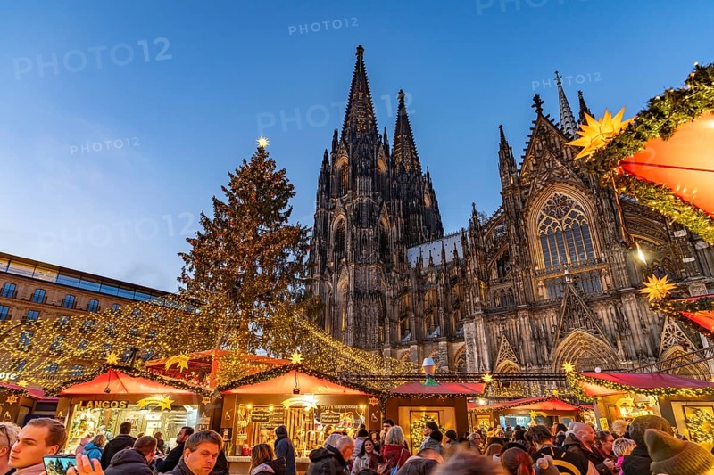 Christmas market at Cologne Cathedral at dusk, Cologne, North Rhine-Westphalia, Germany