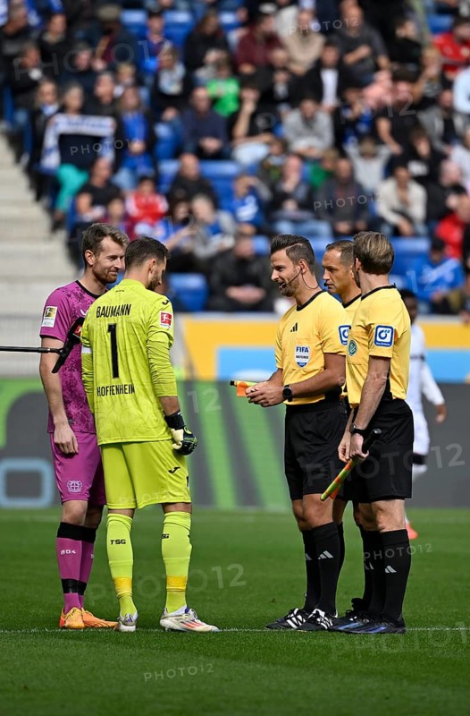 Coin toss in front of kick-off, Referee Referee Daniel Schlager Goalkeeper Oliver Baumann TSG 1899 Hoffenheim (01) Goalkeeper Lukas Hradecky Bayer 04 Leverkusen (01) PreZero Arena, Sinsheim, Baden-Württemberg, Germany