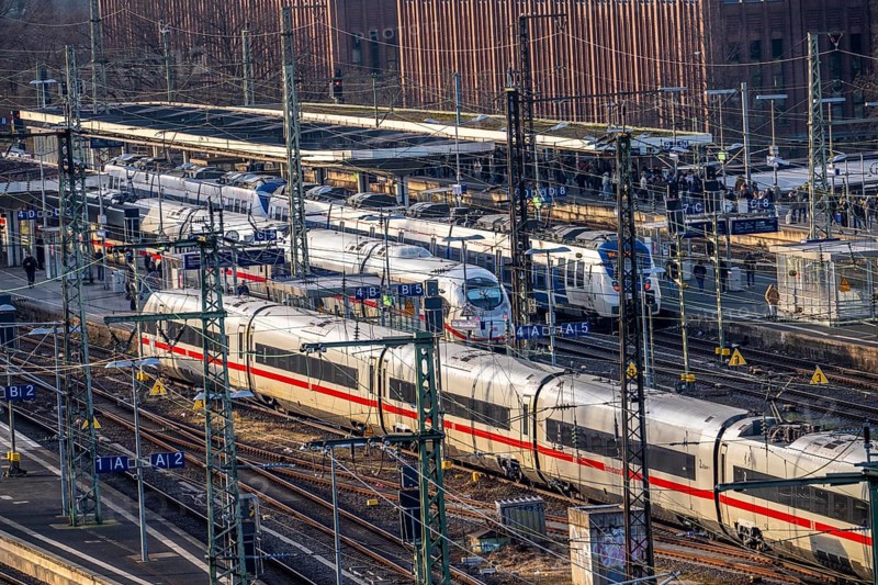 Cologne-Messe/Deutz station, 2nd largest train station in Cologne, transfer station between long-distance and local transport, exhibition station, 8 platform tracks, North Rhine-Westphalia, Germany