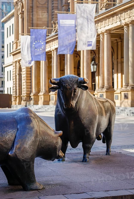 Bull and bear on the stock exchange square in front of the stock exchange, Frankfurt am Main, Hesse, Germany