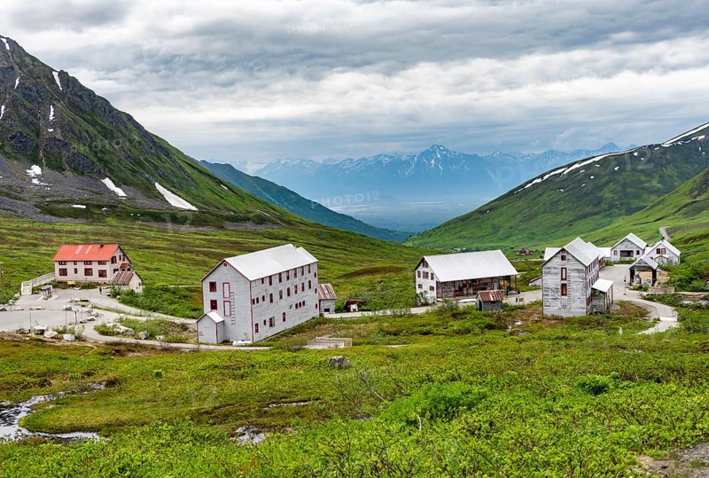 Building of the former Gold Mine Independence Mine in mountainous landscape, Independence Mine State Historical Park, Hatcher Pass, Talkeetna Mountains, Alaska, USA