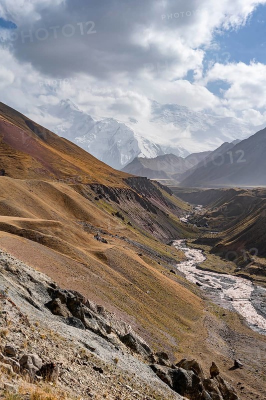 Achik Tash river, Achik Tash valley, behind glaciated and snow-covered mountain peak Pik Lenin, Trans Alay Mountains, Pamir Mountains, Osh Province, Kyrgyzstan