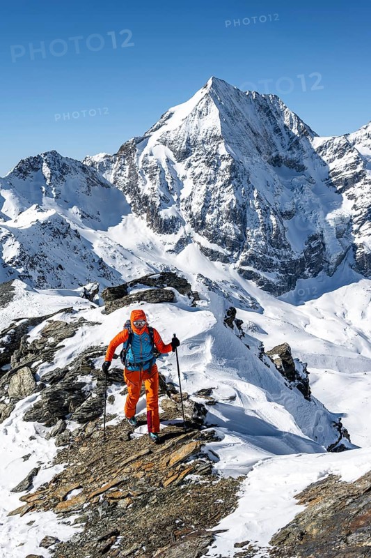 Ski tourers on foot, mountain panorama with snow-covered mountain landscape in winter, view of mountain peak Königsspitze, summit of Madritschspitze, Ortler Alps, Vinschgau Valley, Italy