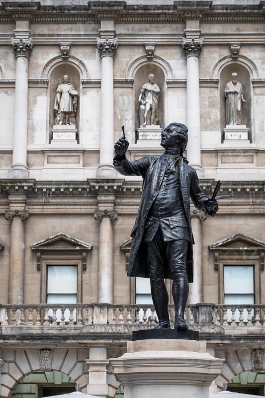 Statue of Sir Joshua Reynolds in the courtyard of the Royal Academy of Arts, Art Gallery and Art College, Burlington House, Piccadilly, London, England, Great Britain