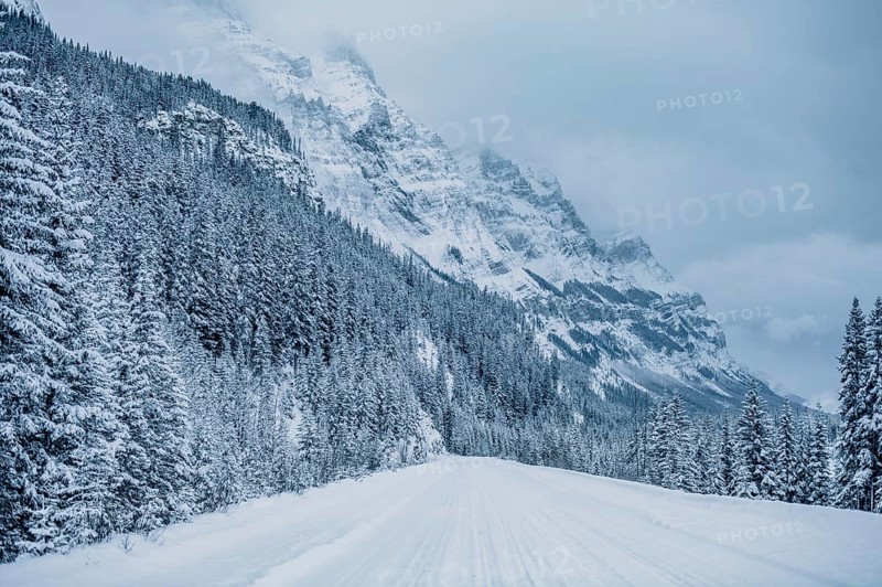 Winter road trip on the Icefields Parkway with lots of snow and ice, Banff National Park, Jasper National Park, Alberta, Canada