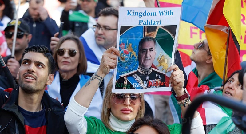 Iranians demonstrate with a poster of Prince Reza Pahlavi on the day of the US and Israeli attack on Iran, Berlin, 28.02.2026. People wave flags of the Iranian monarchy, German, Israeli and US flags, Berlin, Berlin, Germany