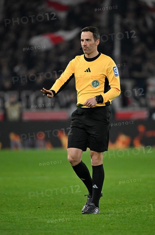 Referee Referee Benjamin Brand gesture gesture calm, calms, MHPArena, MHP Arena Stuttgart, Baden-Württemberg, Germany