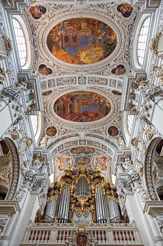 Nave, main organ with 126 stops, part of the largest organ system in Europe, ceiling frescoes, St. Stephen's Cathedral, Baroque, built from 1668-1693, Episcopal Church, Catholic, Domplatz, Old Town, Three Rivers City of Passau, independent university town, administrative district of Lower Bavaria, Eastern Bavaria, Bavaria, Germany