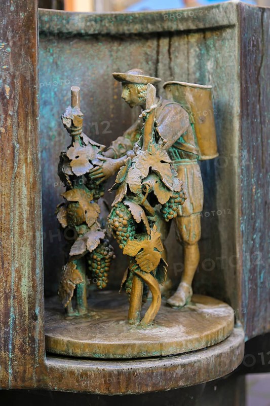 Guild fountain by the sculptor Bonifatius Stirnberg from 1983, guilds, guilds, craftsmen, cast figure, winegrower, man with grapes, Reutlingen, Baden-Württemberg, Germany
