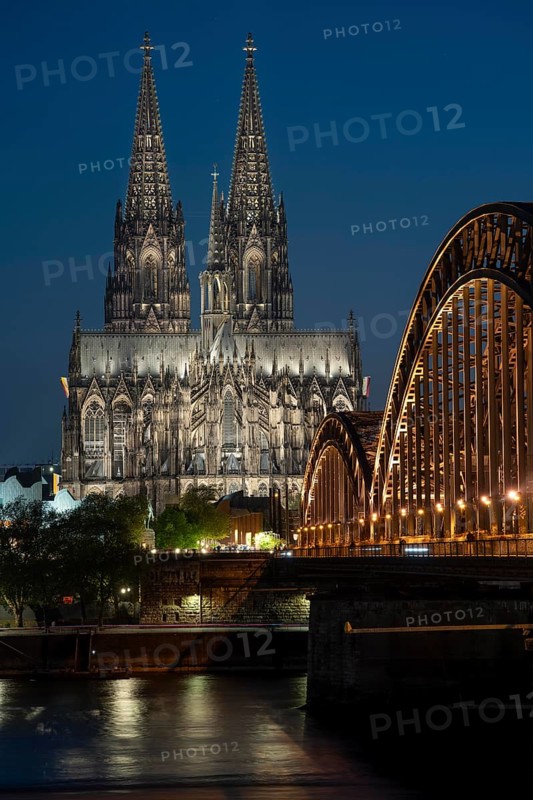 Cologne Cathedral, has been shining in new light since Easter 2025, the old metal halide lamps have been replaced by over 700 modern LED lamps, reducing energy consumption by around four fifths, significantly improving the quality of light and greatly reducing light emissions, 12 KM of new cables were laid for this, Hohenzollern Bridge, railway bridge over the Rhine, North Rhine-Westphalia, Germany