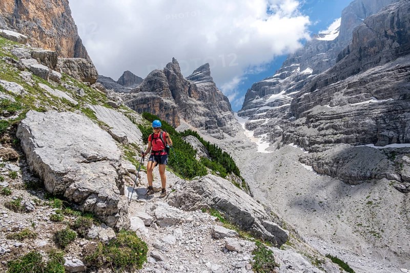 Female hiker in the mountains, Castelletto Superiore and Cima Sella, back Scharte Bocca di Tuckett, Brenta Mountains, Brenta, Brenta-Adamello Natural Park, Trentino, Italy