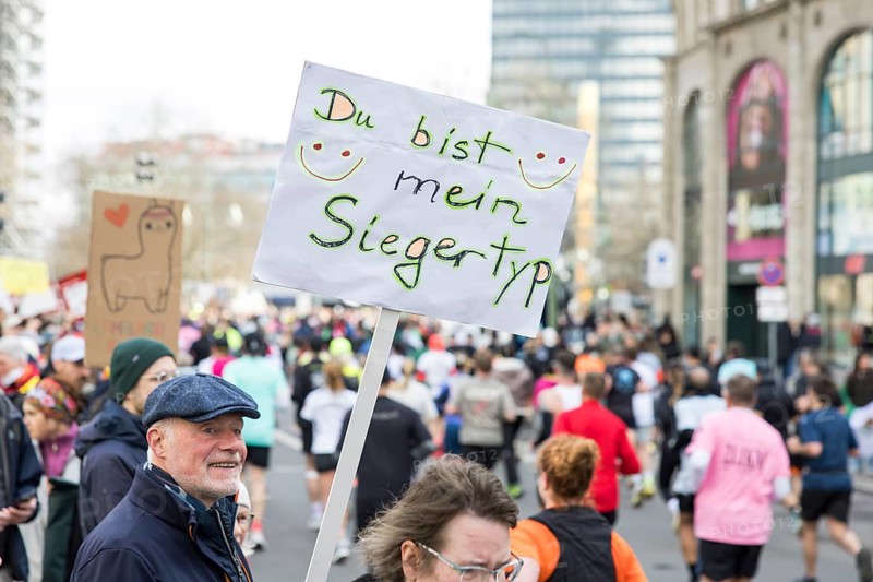 A man cheers on runners with his sign You're my type of winner! on Kurfürstendamm at the 45th Generali Berlin Half Marathon 2026 in Berlin on 29.03.2026