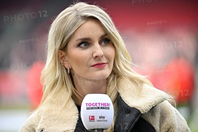 Interview microphone logo in the hand of SKY presenter reporter Lisa Hofmann Portrait action day TOGETHER Stop Hate soccer Bundesliga, Voith-Arena, Heidenheim, Baden-Württemberg, Germany