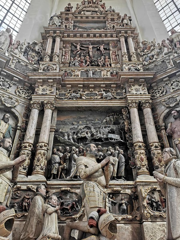Epitaph, alabaster tomb, praying group of figures, Morizkirche, Evangelical Lutheran Town Church of St. Moriz, Coburg, Upper Franconia, Bavaria, Germany