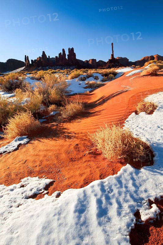 Totem Polem, Monument Valley in winter, mesas and monolites, snow and sand dunes, Utah, USA, North America
