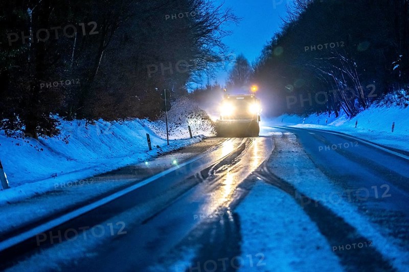 Winter service, spreader and snow plough in use, clears snow and slush from a regional road, Bergisches Land, near Marienheide, North Rhine-Westphalia, Germany