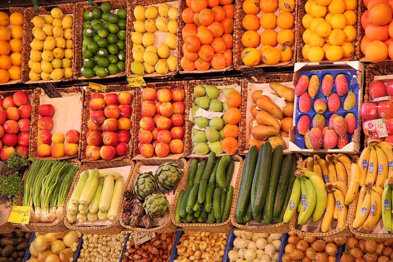 Market stalls with colorful presentation of fruit, vegetables, goods, interior view, history, shopping, groceries, oranges, bananas, apples, potatoes, cucumbers, leeks, baskets, lemons, zucchini, baskets, order, ordered, goods, products, food, fruit baskets, presentation, decoration, food, market hall, small market hall, Frankfurt am Main, Hesse, Germany