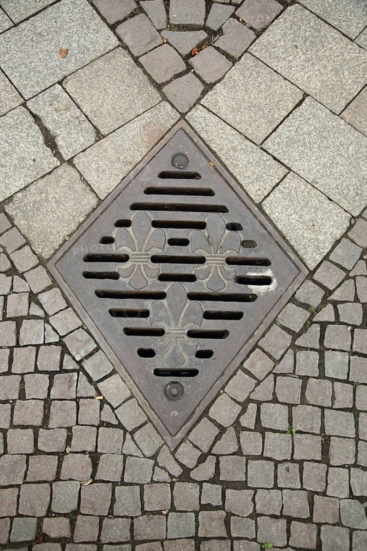 Manhole cover with city coat of arms and grey paving stones, floor, monochrome, Dernsches Gelände, Wiesbaden, Rheingau, Hesse, Germany
