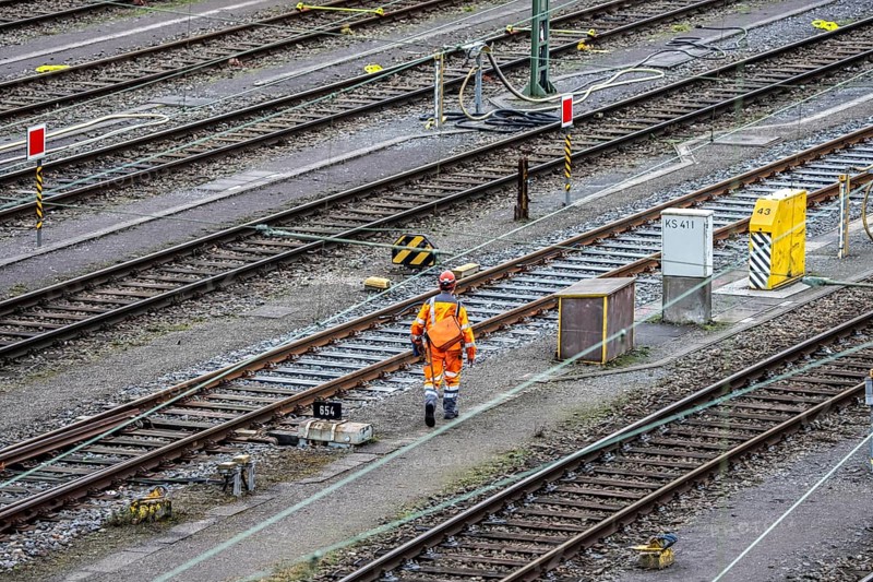 Shunters, check the assembled freight cars at the Hagen-Vorhalle marshalling yard, is one of the 9 largest in Germany, it is located on the Wuppertal-Dortmund railway line and has 40 directional tracks on which freight trains of all types are assembled, North Rhine-Westphalia, Germany