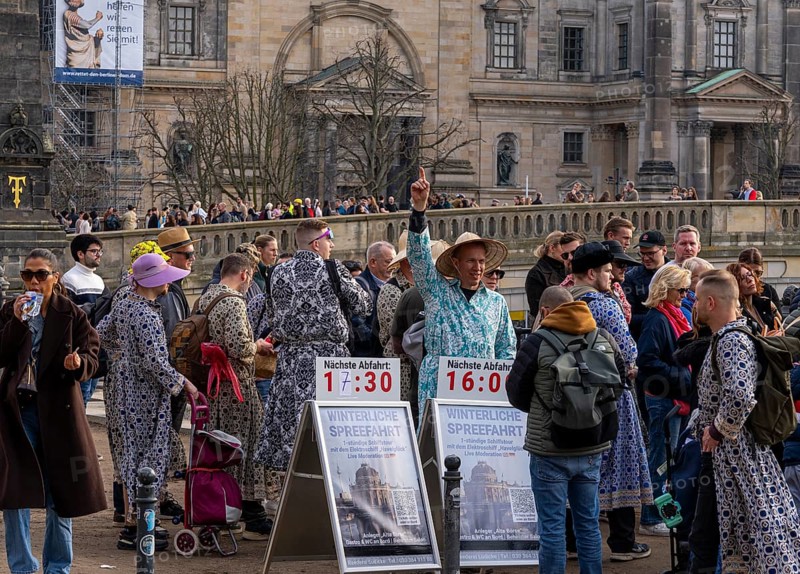 The beginning of spring, tourists, Berlin visitors and other passers-by on the Friedrichsbrücke in Mitte, Berlin, Germany