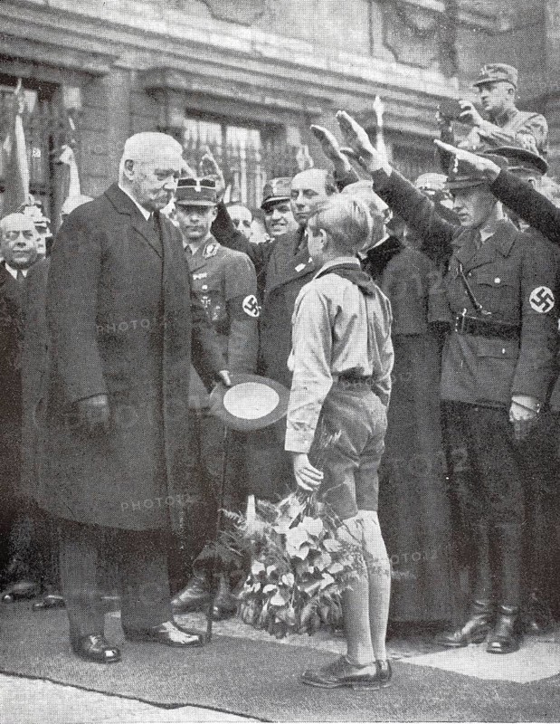 Hitler boy with bouquet of flowers in front of Paul Ludwig Hans Anton von Beneckendorff and von Hindenburg, 1933, next to Nazi soldiers, Germany, illustration, reproduction from a model from the 19th century. Authentic, file restored for optimal use, exact date of submission unknown, Historic, A formal meeting between an elderly man and a boy surrounded by men in uniforms