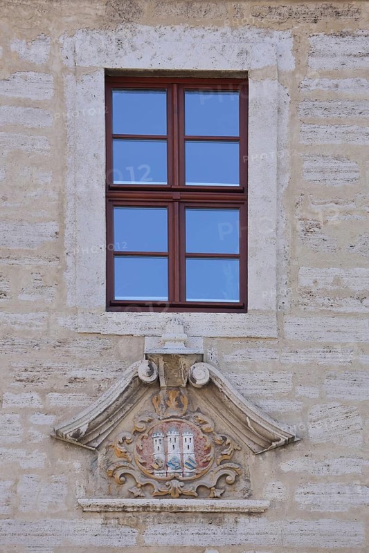 Window and city coat of arms with decoration, Town Hall, Bad Langensalza, Thuringia, Germany