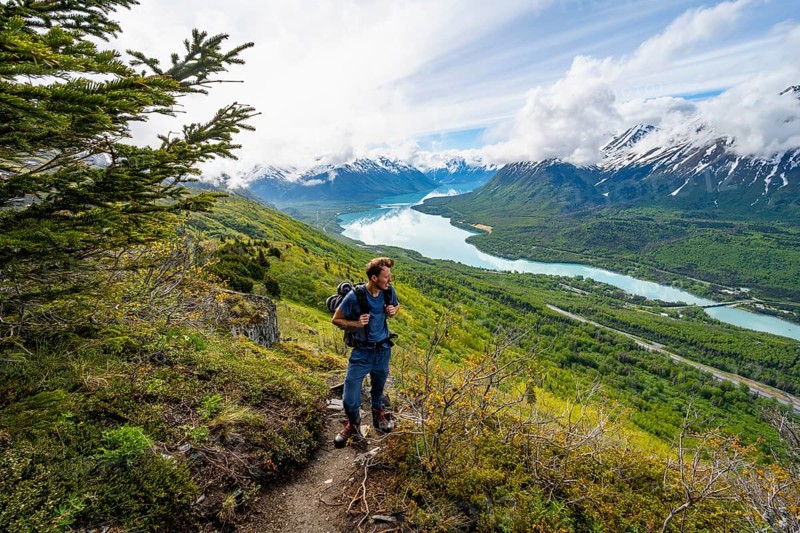 Climbers on a hiking trail, Slaughter Ridge Trail, view of snowy mountains and turquoise lake Kenai Lake, Cooper Landing, Kenai Peninsula, Alaska, USA