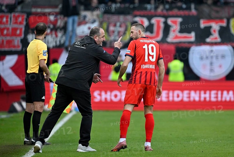 Coach Frank Schmidt 1. FC Heidenheim 1846 FCH on the sidelines in discussion with Jonas Föhrenbach 1. FC Heidenheim 1846 FCH (19) Gesture Gesture Linesman Assistant Referee Football Bundesliga, Voith-Arena, Heidenheim, Baden-Württemberg, Germany