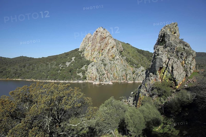 Salto del Gitano, vulture rocks with river Rio Tajo, rock formation, cliff, mountains, landscape, Monfragüe, Extremadura, Spain
