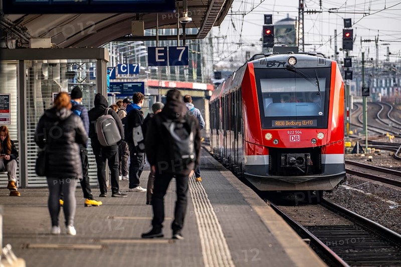 Passengers on the platform, regional train at Cologne-Messe/Deutz station, 2nd largest train station in Cologne, transfer station between long-distance and local transport, exhibition station, 8 platform tracks, North Rhine-Westphalia, Germany