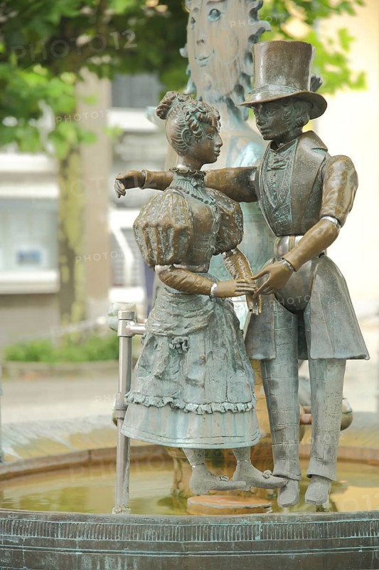 Kurgast fountain by Bonifatius Stirnberg 1980, dancing couple, Biedermeier couple, clothing, modern art, bronze sculptures, Kurgastbrunnen, Rueil Malmaison square, Bad Soden, Taunus, Hesse, Germany