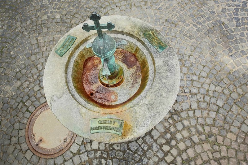 Three healing springs from a round well with imperial apple, warm well, milk well, Justus-von-Liebig fountain, view from above, Franzensbader Platz, Bad Soden, Hesse, Germany