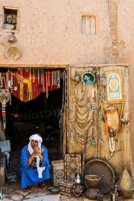 Traditionally dressed Berber, Merzouga, Meknès-Tafilalet region, Erg Chebbi, northern Sahara, Morocco