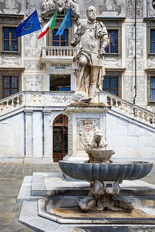 Statue of Cosimo de' Medici in front of the Scuola Normale Superior, Pisa, Tuscany, Italy