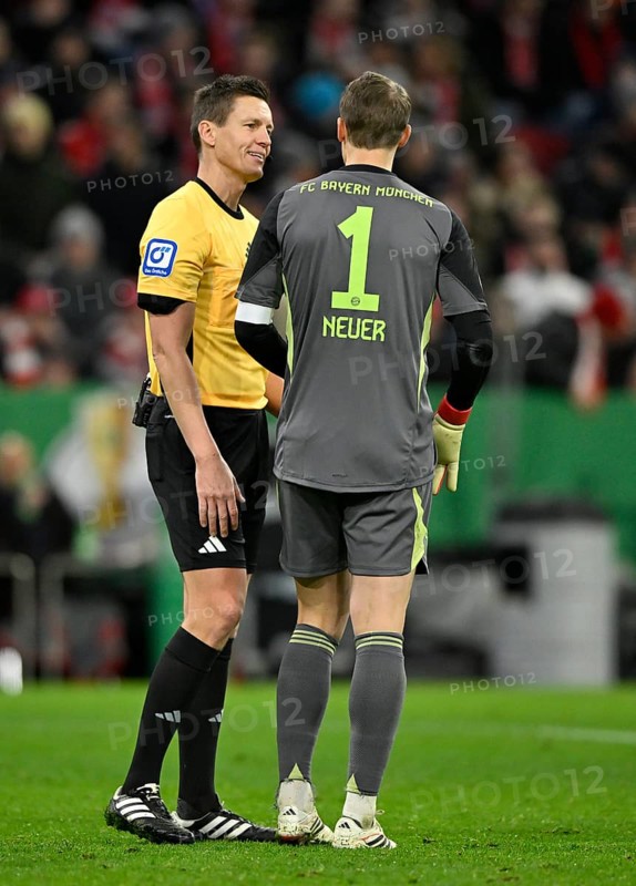 Referee Referee Daniel Siebert Gesture Gesture in conversation Discussion with goalkeeper Manuel Neuer FC Bayern Munich FCB (01) Soccer Bundesliga, DFB-Pokal, Allianz Arena, Munich, Bavaria, Germany