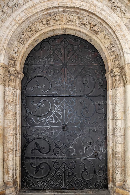 Wooden door decorated with wrought-iron fittings, magnificent entrance to the medieval Temple Church, Anglican church between Fleet Street and the Thames, London, England, Great Britain, decorated with stone carvings