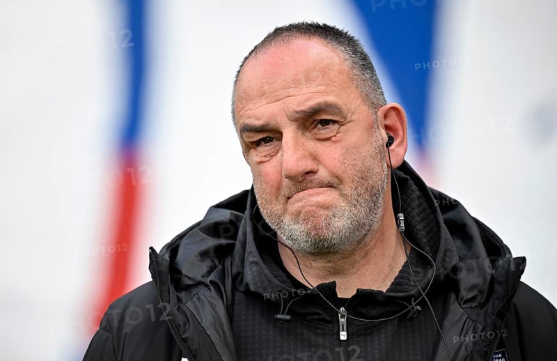 Coach coach Frank Schmidt 1. FC Heidenheim 1846 FCH portrait thoughtful soccer Bundesliga, Voith-Arena, Heidenheim, Baden-Württemberg, Germany