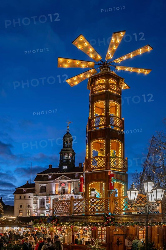 Large Christmas pyramid at the Christmas market on the market square, Lüneburg, Lower Saxony, Germany