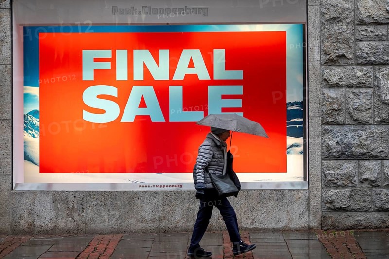 Sale at Peek&Cloppenburg, the branch of the fashion department store in the shopping street, Kettwiger Straße pedestrian zone in Essen, closes and moves to the Limbecker Platz shopping center, shop window with final sale sign, North Rhine-Westphalia, Germany