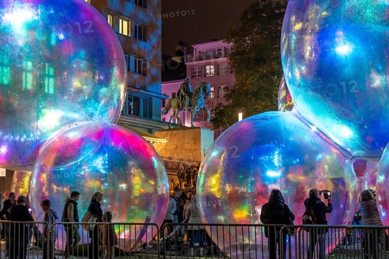 The 10th Essen Light Festival, in the city centre, second largest light art festival in Germany, light art on the Burgplatz, Evanescent light installation, by the Australian artist duo Atelier Sisu, large bubble-like spheres, with light and sound, Essen, North Rhine-Westphalia, Germany