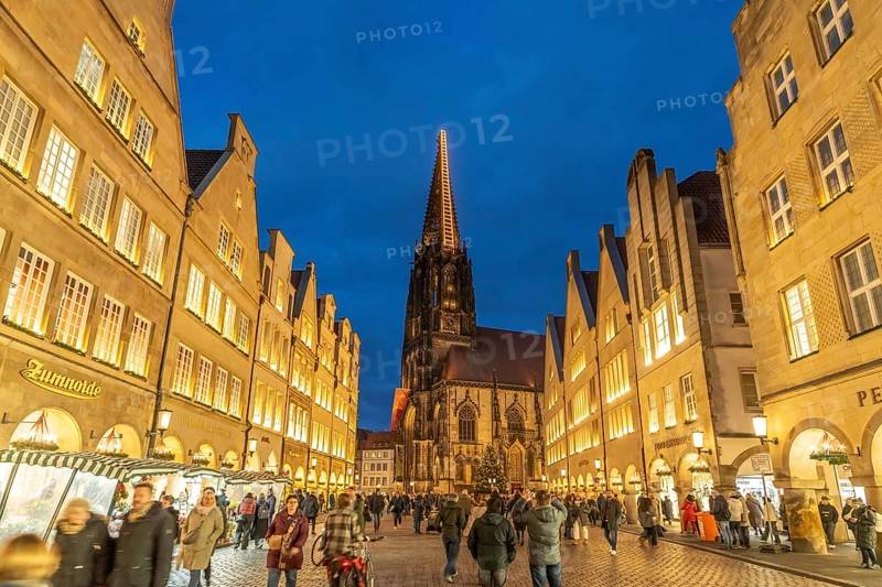 Prinzipalmarkt and the Roman Catholic parish church of St. Lamberti at dusk, Münster, North Rhine-Westphalia, Germany