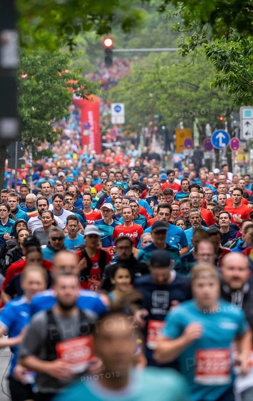 The Essen company run, traditional run, 5 KM running course through the Rüttenscheid district, with many spectators, over 14, 000 participants in 3 running waves, major event, Essen, North Rhine-Westphalia, Germany