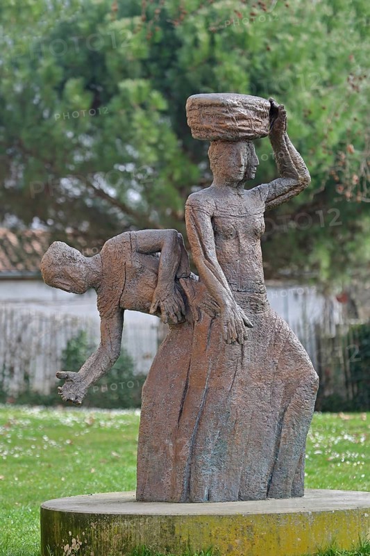 Washerwoman sculpture by Eberhard Linke 2013, bronze sculpture, modern art, life size, washerwomen, head, carrying, double head, two heads, Waschfrauenplatz, Freinsheim, Rhineland-Palatinate, Germany