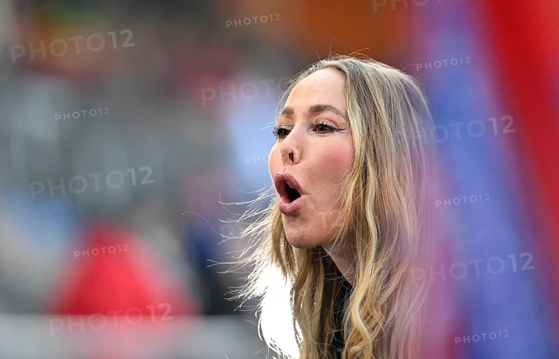 DAZN presenter reporter Sylvia Walker portrait amazes gesture soccer Bundesliga, Voith Arena, Heidenheim, Baden-Württemberg, Germany