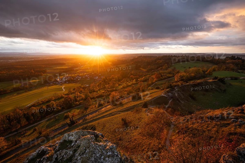 Rain and sun alternating — dramatic autumn atmosphere at the Hohenstaufen Spielburg Nature Reserve