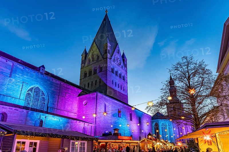 Christmas market and St. Patrokli Cathedral in Soest at dusk, North Rhine-Westphalia, Germany