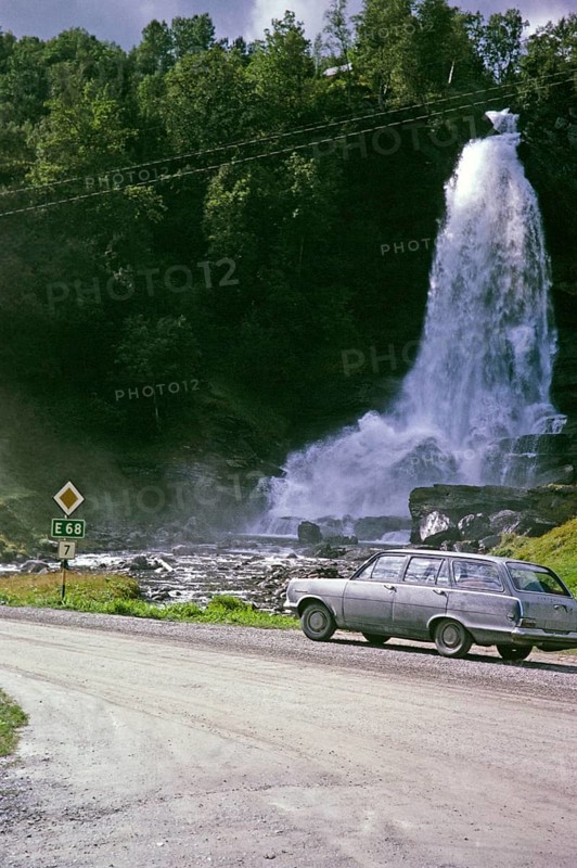 Vauxhall Victor Kombi auf der Straße beim Wasserfall Steinsdalsfossen, Norheimsund, Norwegen, 1970 E68 Straßenschild
