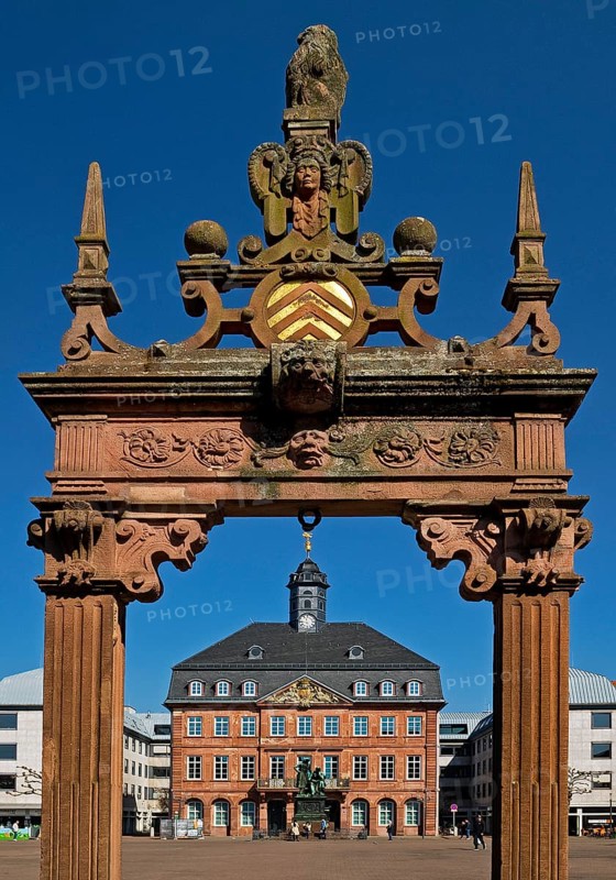 Neustadt Town Hall with the Brothers Grimm National Monument seen through the market fountain, Market Square, Hanau, Hesse, Germany