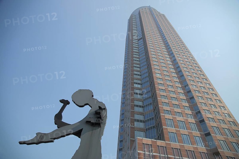 Hammering Man sculpture by Jonathan Borofsky 1991 and Messeturm 257m, man with hammer, hammering, modern art, steel sculpture, oversize, XXL, looking up, modernism, landmark, exhibition center, Frankfurt am Main, Hesse, Germany