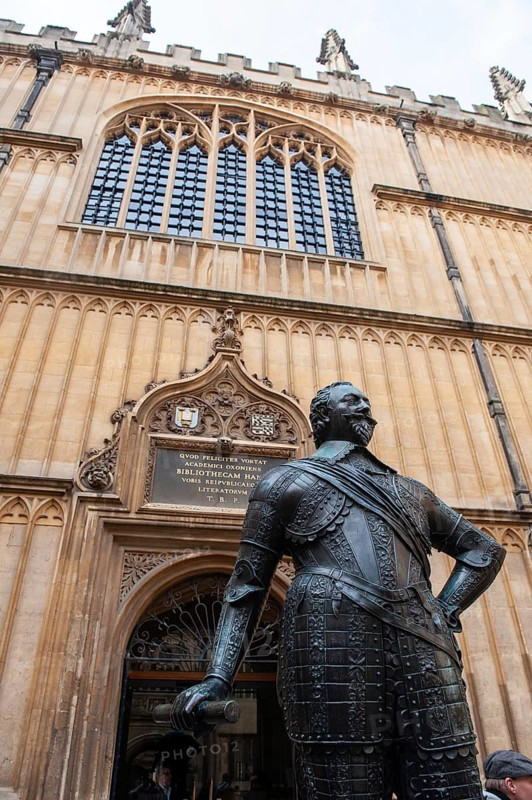 Oxford, England, UK. February 2nd, 2020 Earl of Pembroke statue outside Bodleian Library, The University of Oxford, Oxford, England, United Kingdom